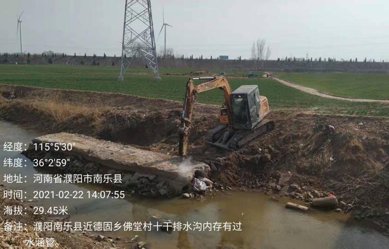 图二：近德固乡政府安排的钩机正在破碎过水涵管
