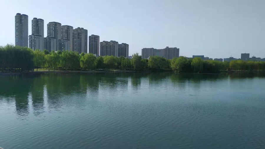 图四，检查组在许昌市检查河道治理情况